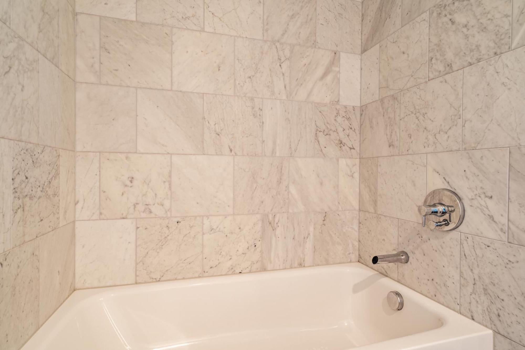 3 Bed 3 Bath Penthouse At Prime Location Appartement *