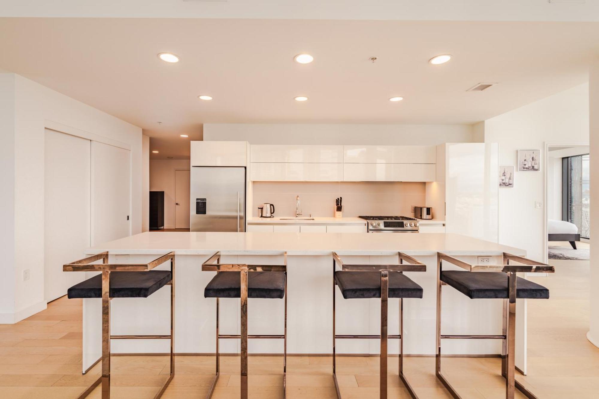 3 Bed 3 Bath Penthouse At Prime Location Appartement *