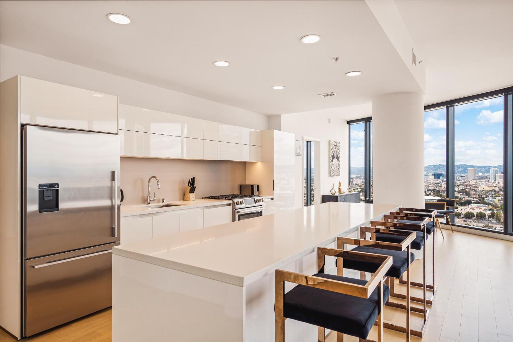 3 Bed 3 Bath Penthouse At Prime Location Appartement *
